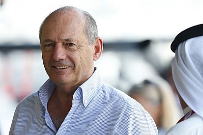 A McLaren továbbra sem döntött, Alonsóval sem írtak alá - Dennisnek is van szíve