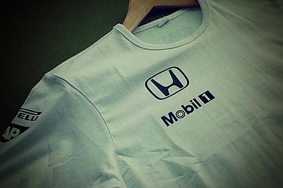 Abu Dhabiban már a McLaren-Honda tesztel: Pólók, feliratok, minden, ami Honda!