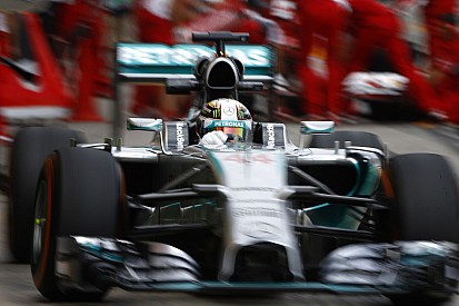 Hamilton elismerte, tiszta vereséget szenvedett a pokolian gyors Rosbergtől Suzukában az időmérőn! Bottas újabb parádéja