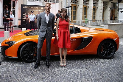 Jenson Button, a McLaren Honda Forma 1-es csapat pilótája további 10 000 csatlakozót vár idén