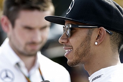 Hamilton: Én minden évben leszerződök a Ferrarival!