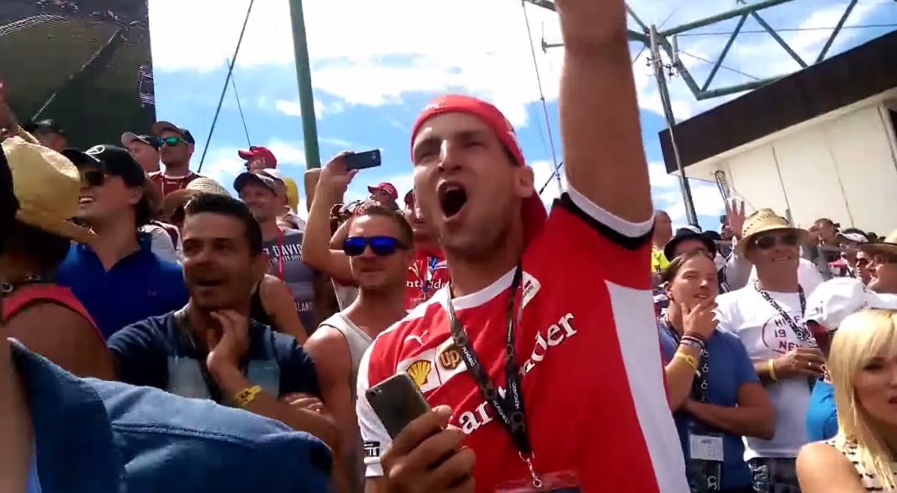 Újabb amatőr videón a 30. Magyar Nagydíj startja: Őrjöngés, ahogy két Ferrari lelépi a Mercedeseket