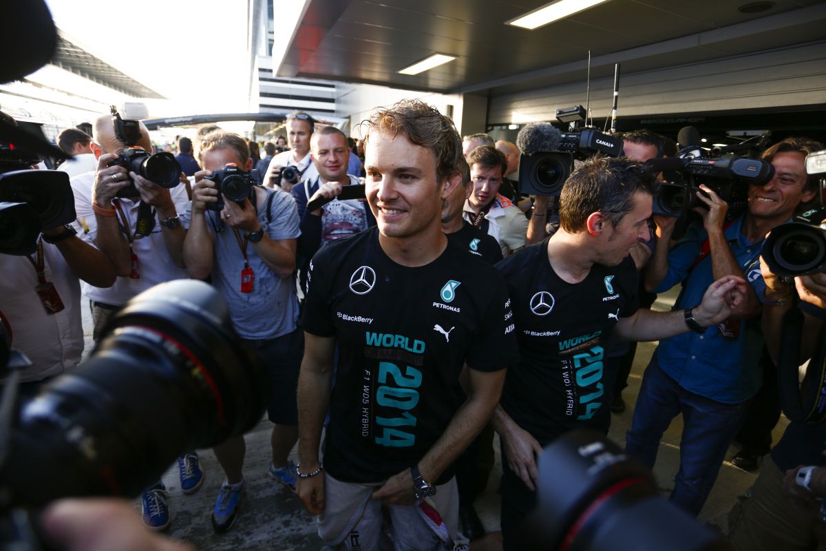 A Mercedesnél mindenki világbajnoknak mondhatja magát: Lauda immár négyszeres világbajnok
