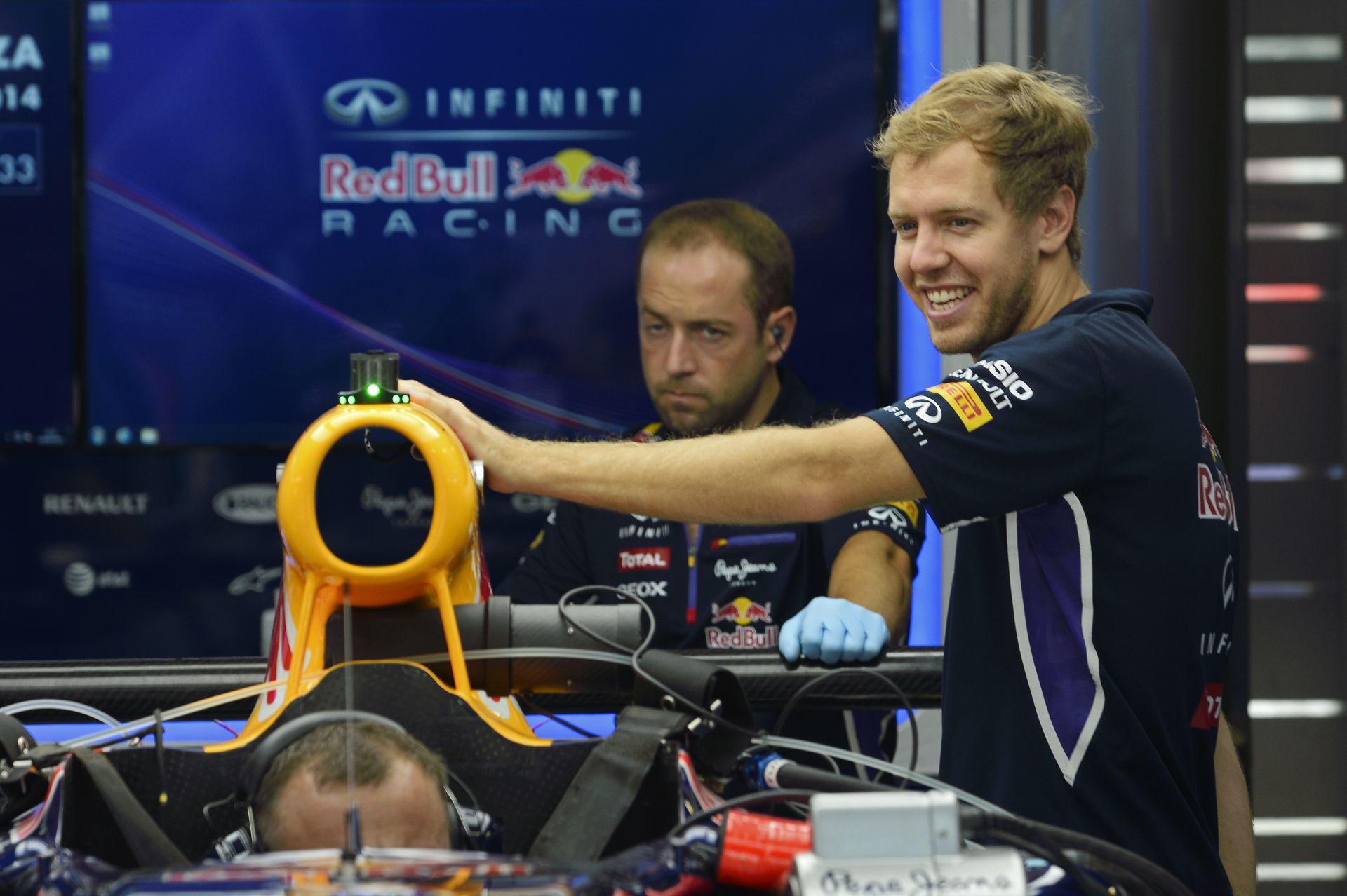 Vettel: Azt hallottam, 150 millió dollárért aláírtam a McLarenhez! Hol van egy toll???