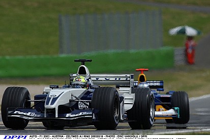 Ralf Schumacher keményen küldi neki a V10-es Williams-BMW-vel: A1-Ring