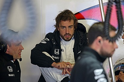 Alonso szerint jobb lett a McLaren a csomag révén, de messze még az alagút vége