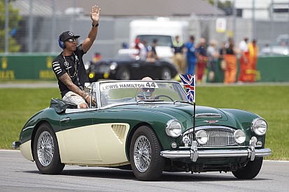 Egy motornak bőgnie kell: Hamilton menet közben csak a szelet hallja Ausztriában