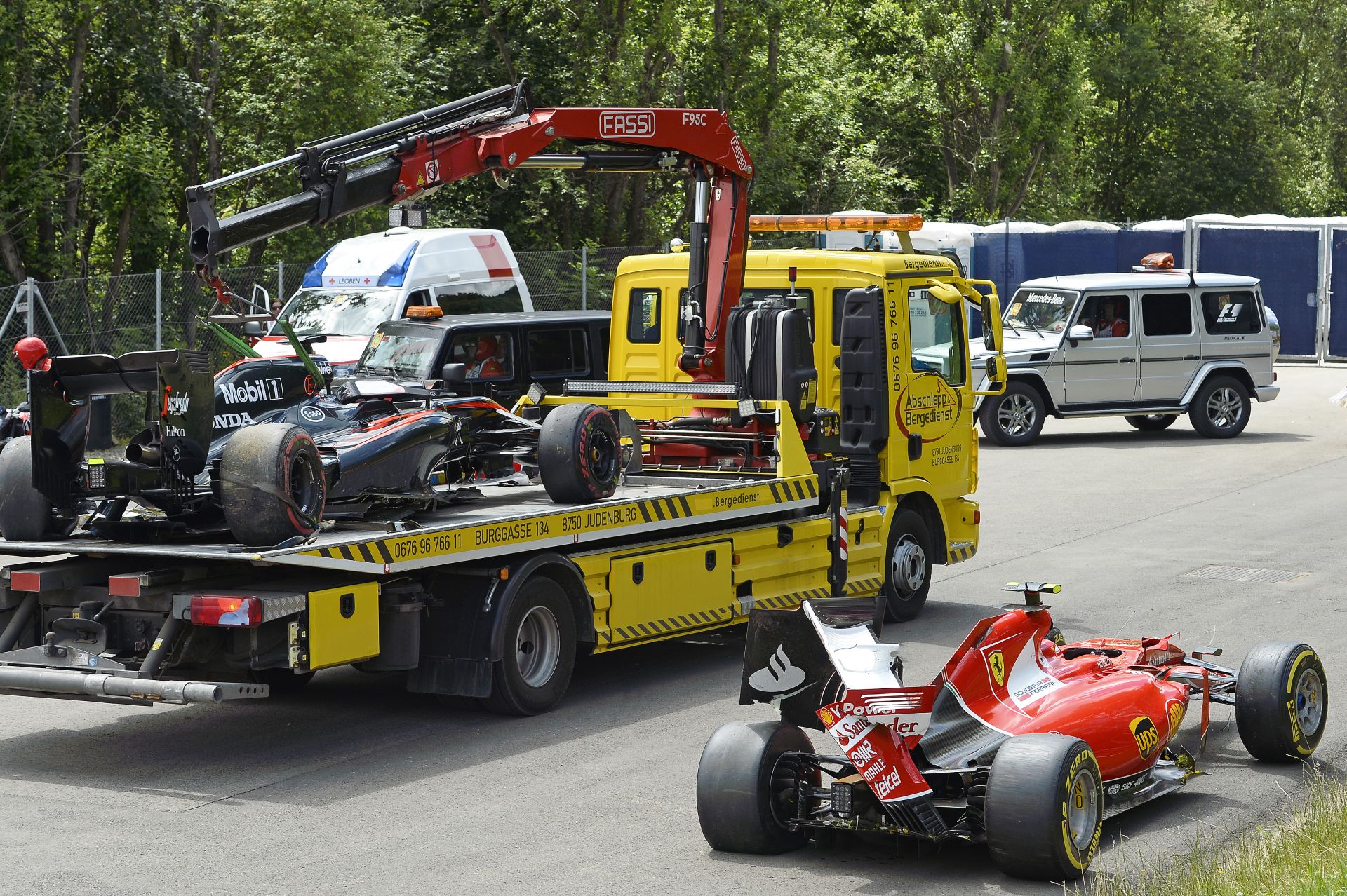 Amatőr videón és szuper-lassítva Raikkönen és Alonso nagy bukása