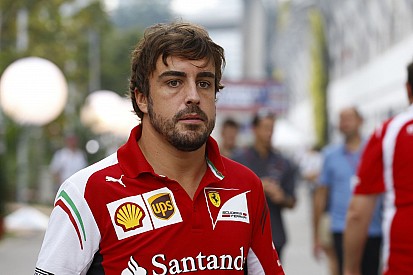 Alonso nyitott az élen a Ferrarival Szingapúrban! Mercedes-duó a második és harmadik helyen a Red Bullok előtt