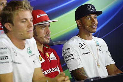 Hamilton a Ferrari, Alonso a Mercedes versenyzője lenne jövőre? Az egyik legnagyobb durranás lenne a Forma-1 történetében