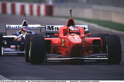 Michael Schumacher 1996-ban a Ferrarival Silverstone-ban: Nyomkod valamit? NEM! Csak vezet!