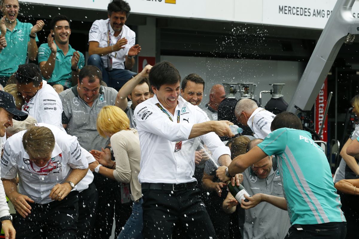 Lauda nem akarja, hogy változzon a csapatfilozófia, de a Mercedes nem állhat ott idiótaként