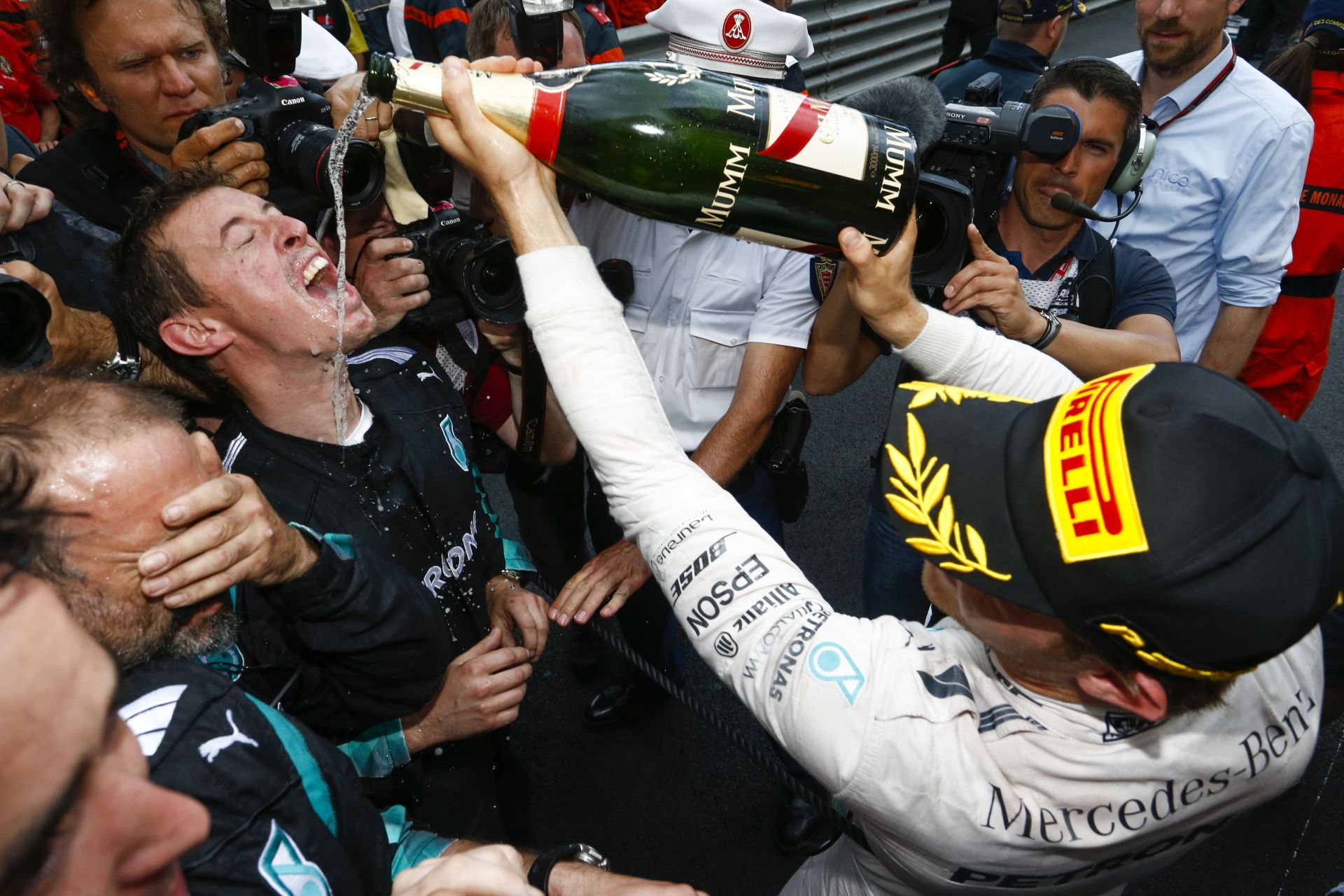 Így tombolt Rosberg Monacóban a győzelmét követően