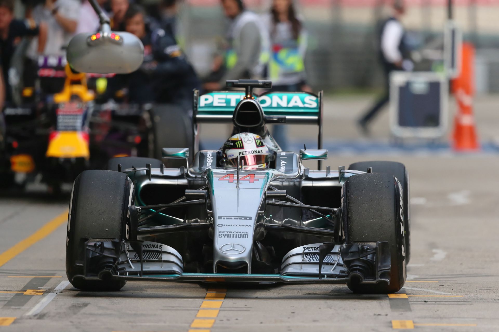 A Mercedes nagyon csúnyán elverte a mezőnyt a kínai időmérőn: Hamilton pole, Rosberg, Vettel! Megint sehol nincs a McLaren