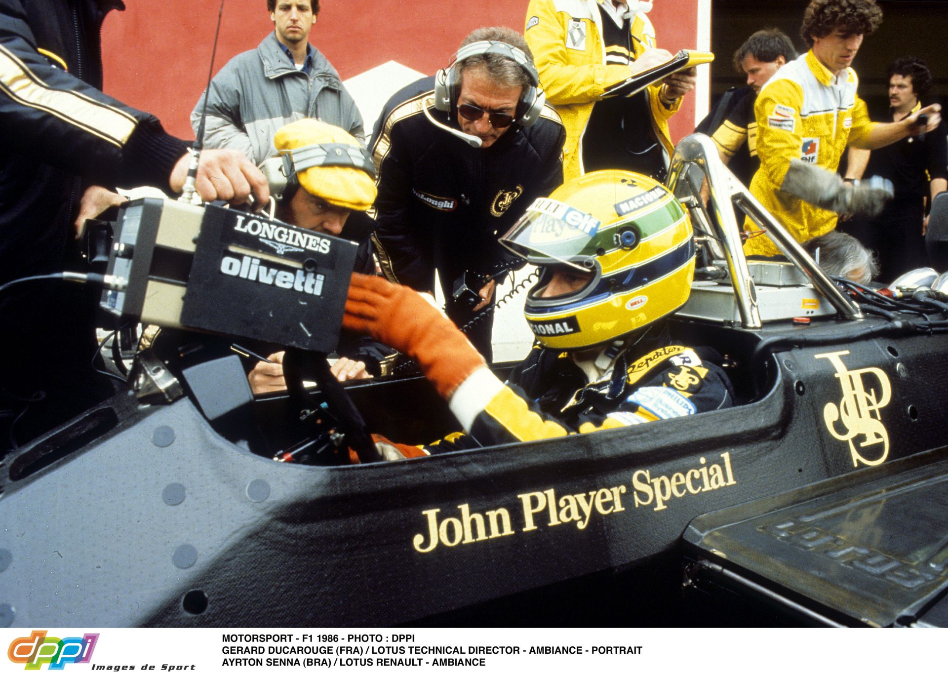Egy fantasztikus pillanat az első Magyar Nagydíjon: Ayrton Senna interjút ad a magyar tévének a rajtrácson