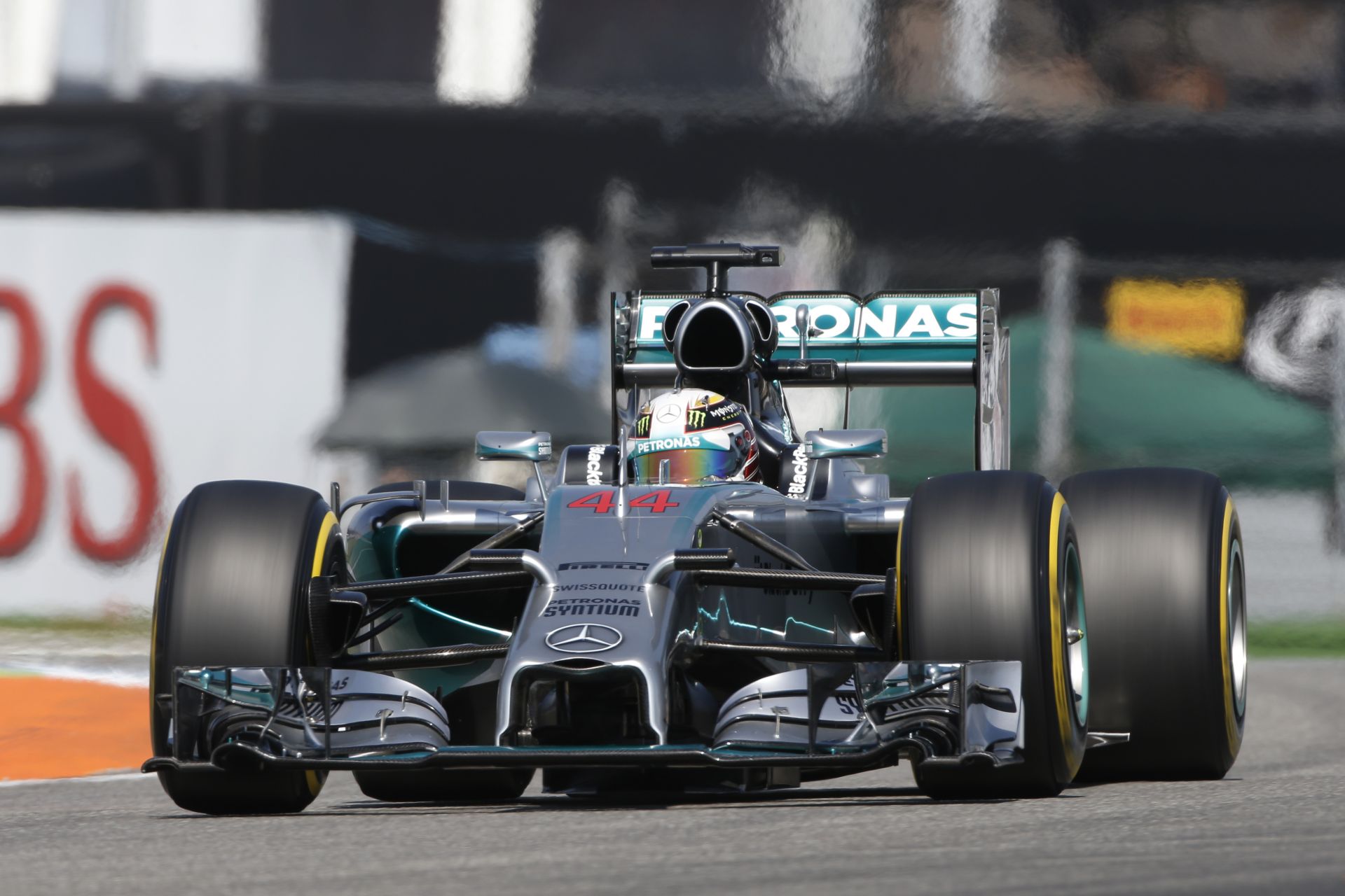 Hamiltont nem érdekli a McLaren ajánlata, a Mercedesnél maradna