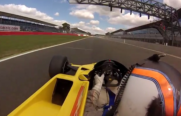 Nagyon ott van a szeren! Legendás F1-es versenygéppel Silverstone-ban! Onboard!