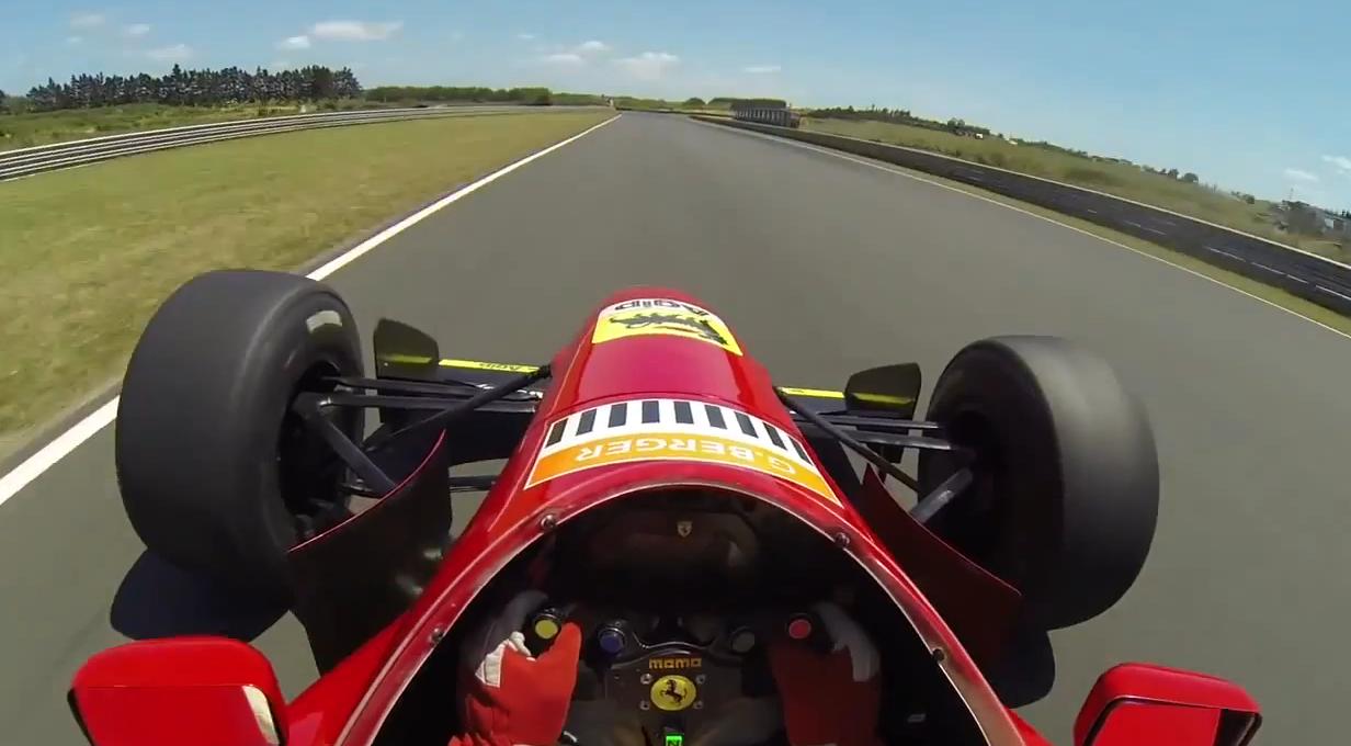 Amikor megkönnyezel egy F1-es Ferrari motorhangját: Álom V12