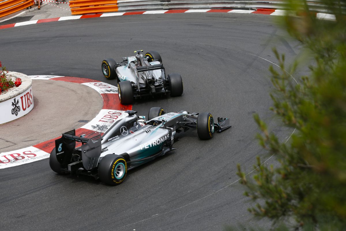 Vészmegoldáson dolgoznak az F1-ben: már 2015-ben bevezethetik a harmadik autót?