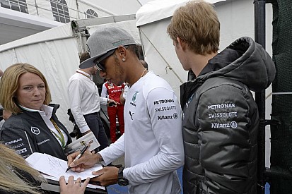 Le a kalappal a Mercedes előtt - egyenlőség, versenyképesség, testvériség