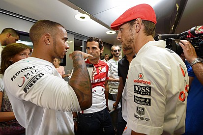 Hamilton szerint hihetetlen az, amit Button csinál