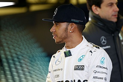 Hamilton aláír a Mercedesszel, majd 5 év múlva visszavonul?