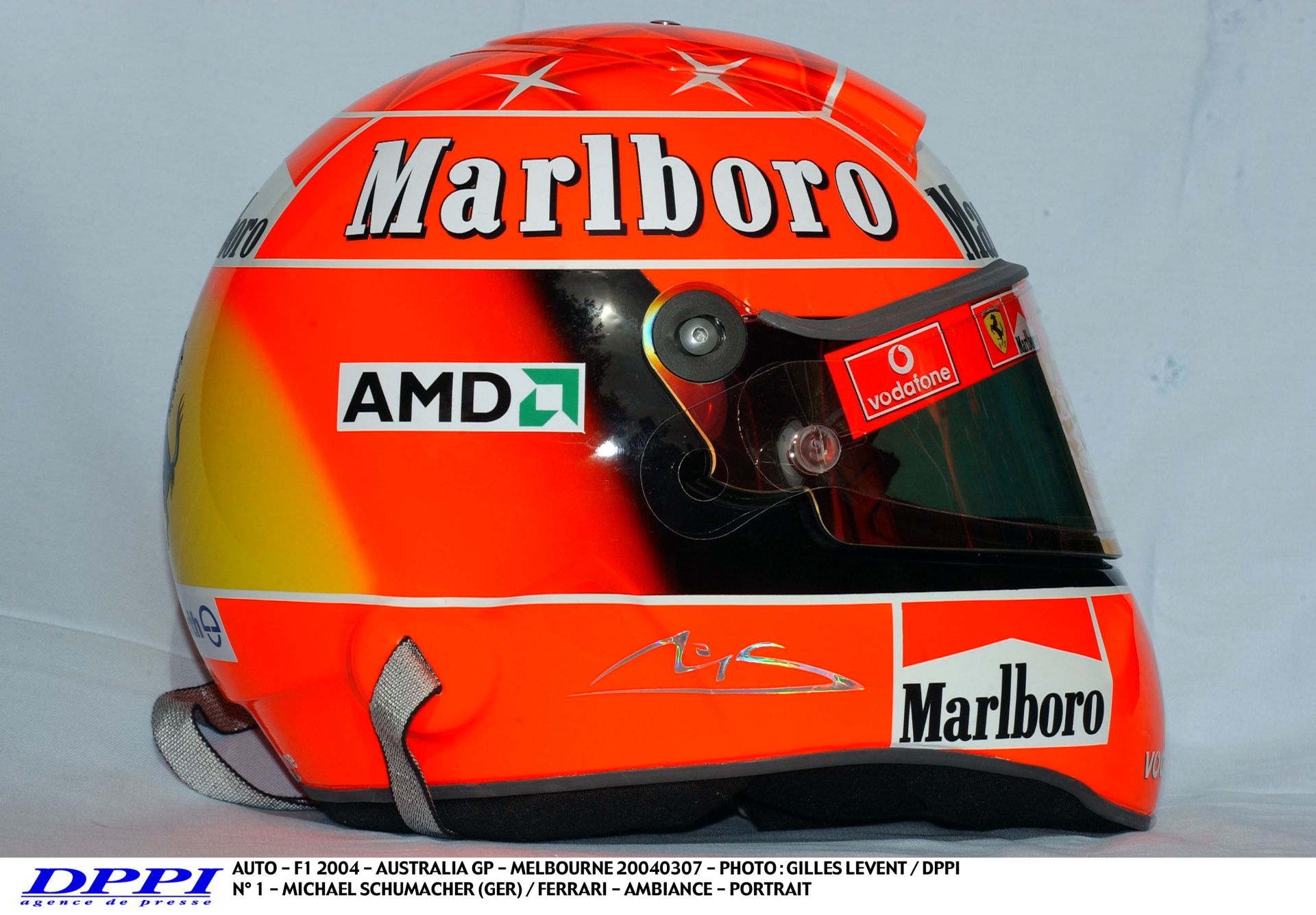 Ez most mindent visz! Az összes F1-es világbajnok sisakja egy képen! Kötelező darab!