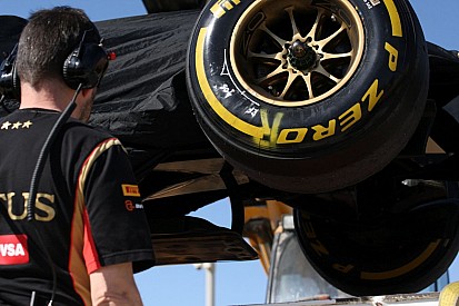 Grosjean a Ferrarival együtt hajt ki, de visszafele már a tréler hozta a Lotust (videó)
