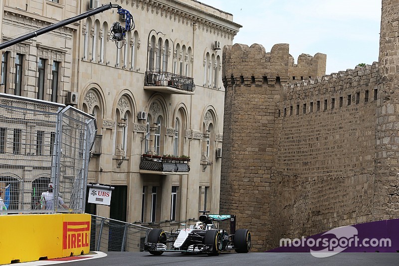 VT1: Hamilton snelste in Baku, problemen bij Verstappen