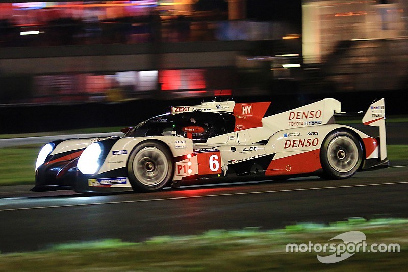 Le Mans na 8 uur: Toyota met voorsprong de nacht in