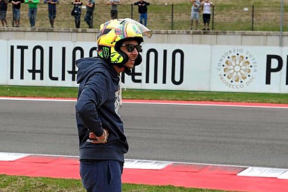 Valentino Rossi alla SBK a Misano con il casco "sbagliato"