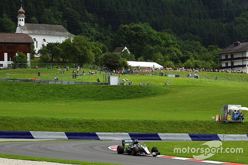 Rosberg bovenaan in door regen verstoorde tweede training, Verstappen zevende