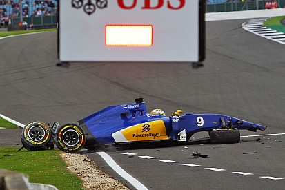 Ericsson naar ziekenhuis na zware crash in derde training op Silverstone