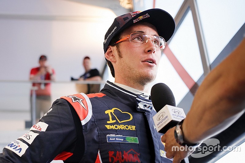 Neuville apoya a Ogier: