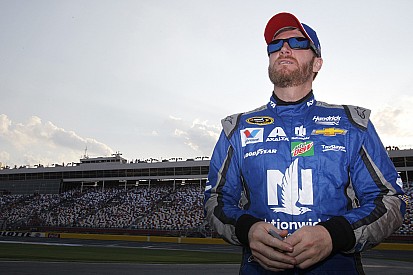 Earnhardt se recupera lentamente de síntomas de conmoción