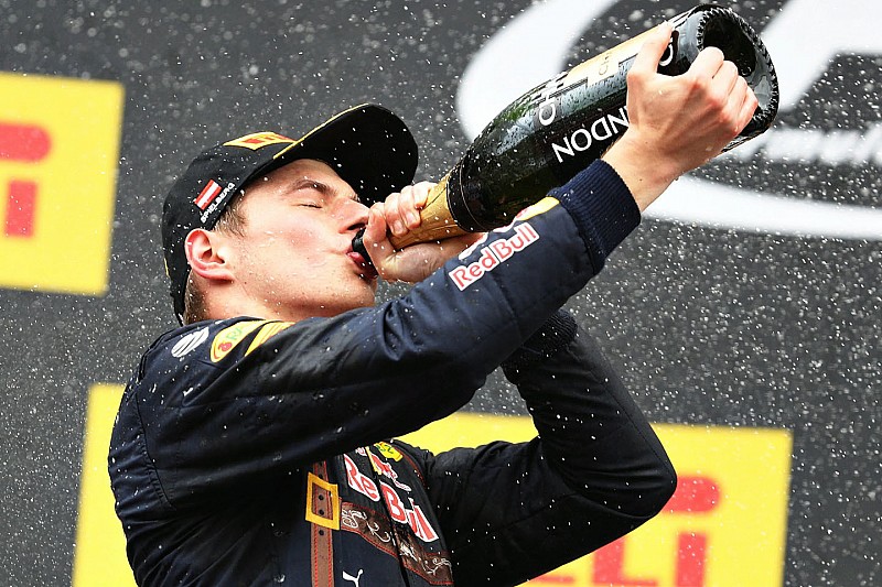 Verstappen denkt dat derde plek in rijderskampioenschap mogelijk is