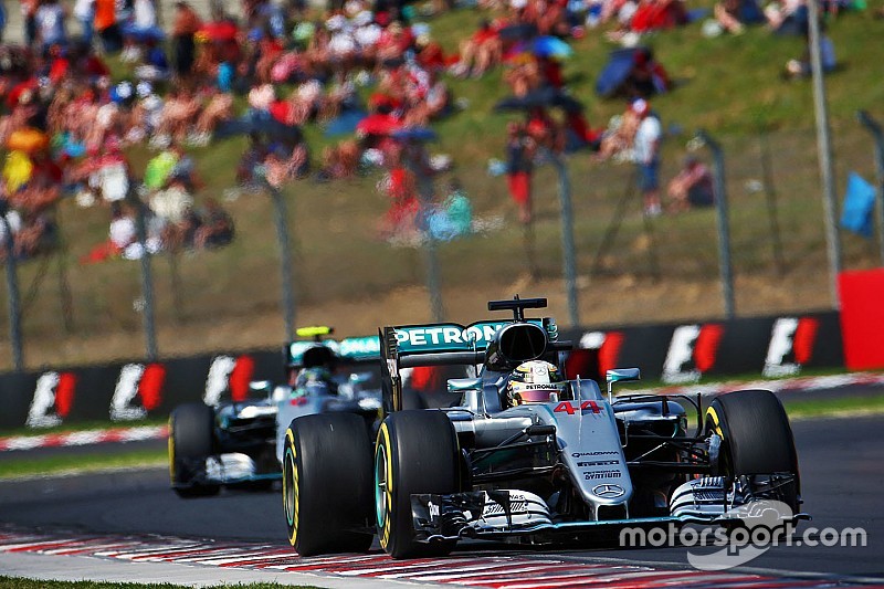 Hamilton meest succesvolle coureur aller tijden in Hongarije: “Ongelofelijk”