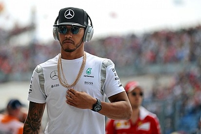 Hamilton ontkent reden te zijn van onderzoek naar Rosberg
