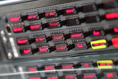 Формула 1 уточнює відсутність значних обмежень на радіопереговори