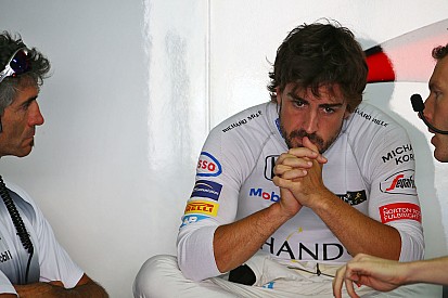 Alonso dice que 'pasa' de la FIA