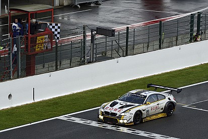 24 uur Spa: #99 BMW overtuigend naar zege ondanks knotsgek einde