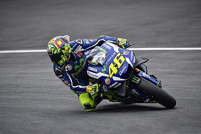 Rossi blij met nieuwe banden, "het weer moet wel beter worden"