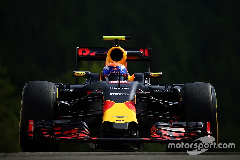 Verstappen lidera en una FP2 sin problemas para Alonso