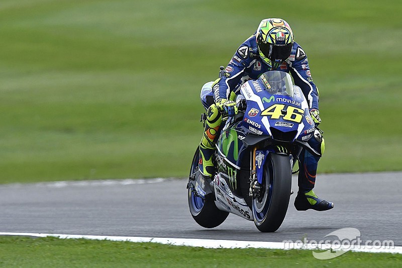 Rossi apabulla con tres vueltas rápidas al final del primer libre