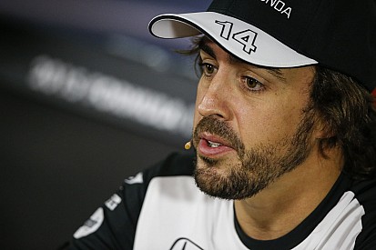 Alonso így indult "világgá" kerékpáron!
