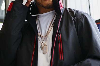 Hamilton két bombázóval a hátsó ülésen