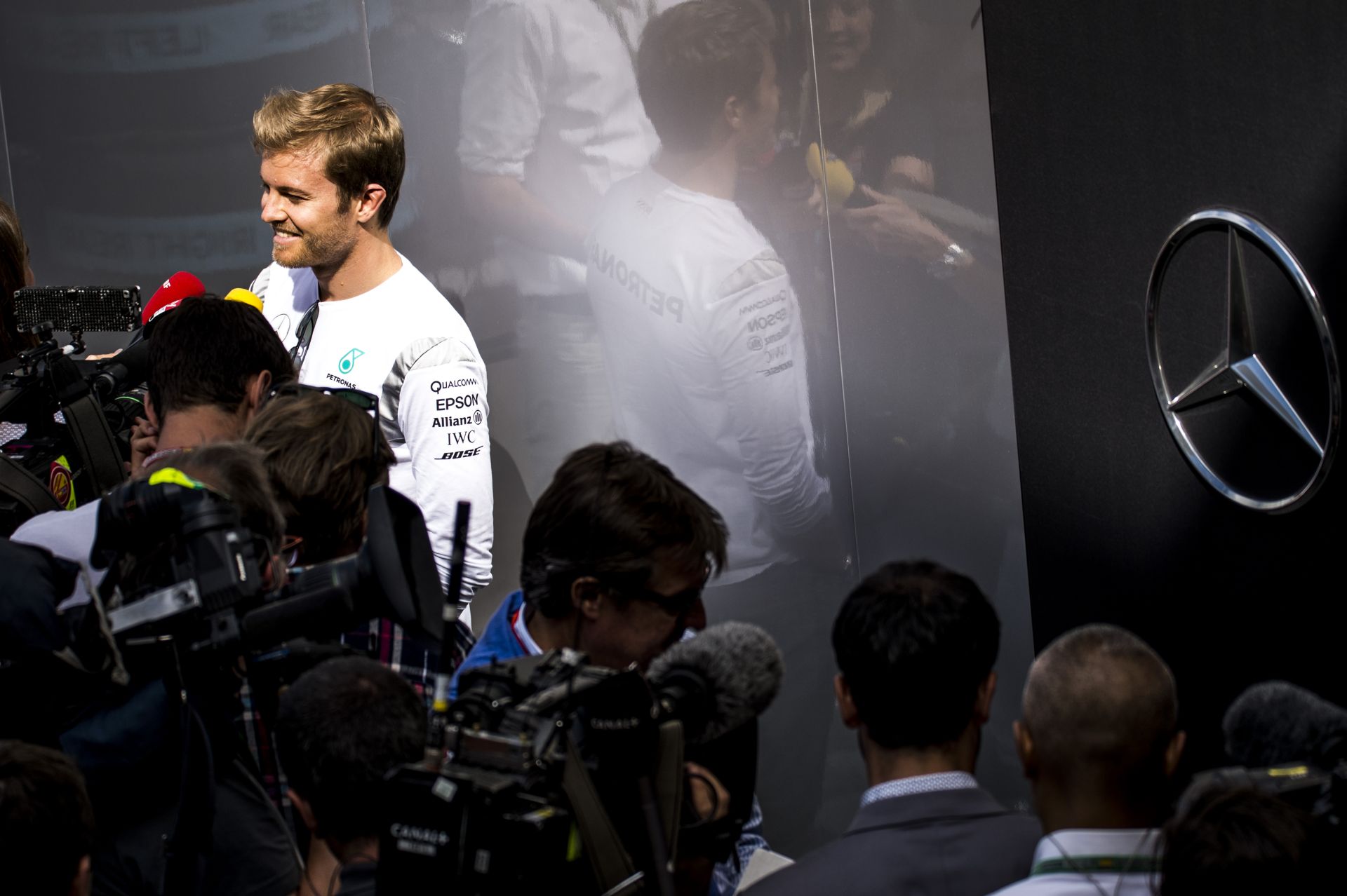Rosberg beletrollkodott mások szelfijébe - nem szép dolog!