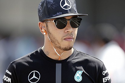 Hamilton már megint különcködik: totálisan egyedül van a versenyzői parádén