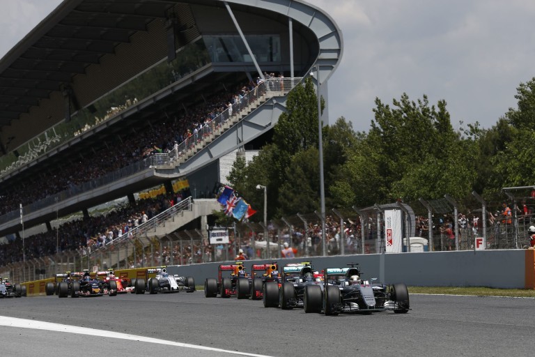 Menő F1-es parkoló a barcelonai paddockban!