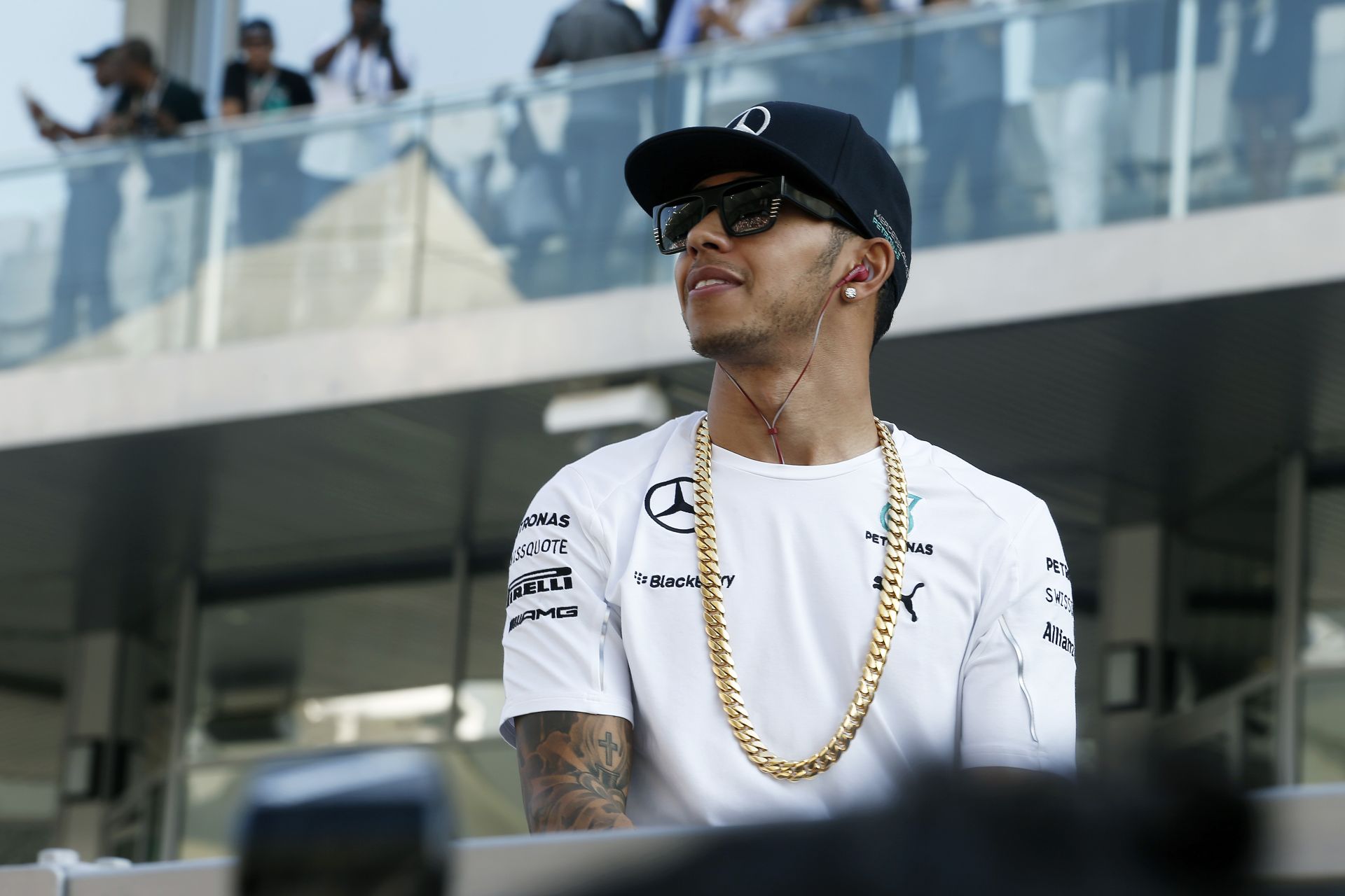 Hamilton kígyós ingében a szurkolóival is összefutott Cannes-ban!